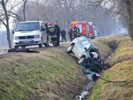 Opel zderzył się z autobusem. Kierowca samochodu nie żyje.