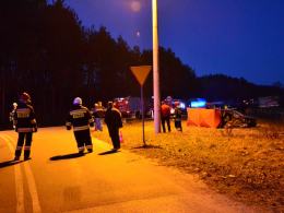 Trzy auta zderzyły się pod Nysą. Pasażer volkswagena zginął na miejscu.
