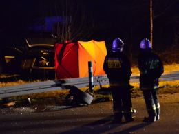 Trzy auta zderzyły się pod Nysą. Pasażer volkswagena zginął na miejscu.