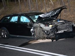 Trzy auta zderzyły się pod Nysą. Pasażer volkswagena zginął na miejscu.