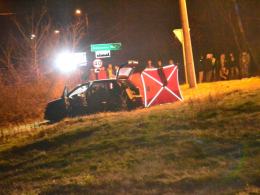 Trzy auta zderzyły się pod Nysą. Pasażer volkswagena zginął na miejscu.