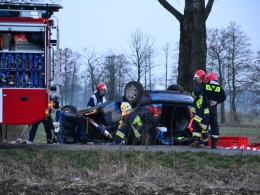 Pasażer golfa zginął po uderzeniu w drzewo!