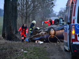 Pasażer golfa zginął po uderzeniu w drzewo!