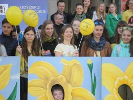 Uczniowie rozdawali żonkile za uśmiechy dla hospicjum