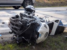 Motocykl zderzył się z volkswagenem na ul. Strzeleckiej