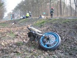 Siła uderzenia była tak duża, że z motocykla odpadło koło.