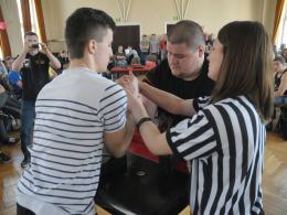 Uczniowie siłowali się na rękę ze studentami