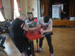 Uczniowie siłowali się na rękę ze studentami