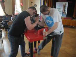 Uczniowie siłowali się na rękę ze studentami