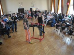 Uczniowie siłowali się na rękę ze studentami