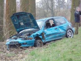 Chcąc uniknąć zderzenia zjechał do rowu i uderzył w drzewo