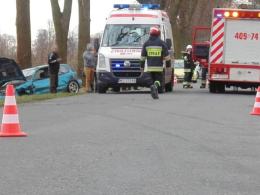 Chcąc uniknąć zderzenia zjechał do rowu i uderzył w drzewo