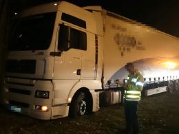 Kierowca ciężarówki wypadł z drogi na autostradzie A4!
