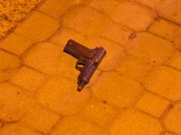 Policjanci zabezpieczyli broń i ostrą amunicję.