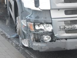 Wypadek na ul. Oświęcimskiej. Ciężarówka najechała na citroena.