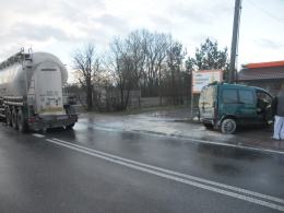 Wypadek na ul. Oświęcimskiej. Ciężarówka najechała na citroena.