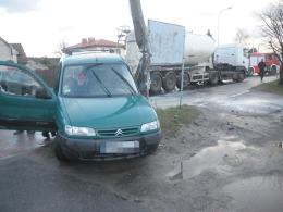 Wypadek na ul. Oświęcimskiej. Ciężarówka najechała na citroena.