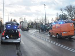 Wypadek na ul. Oświęcimskiej. Ciężarówka najechała na citroena.