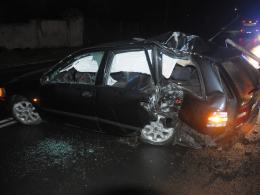 Kierowca volvo przewrócił latarnię, po czym uciekł pieszo