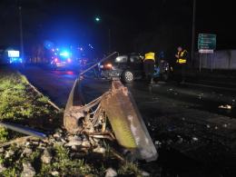 Kierowca volvo przewrócił latarnię, po czym uciekł pieszo