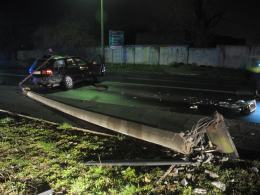 Kierowca volvo przewrócił latarnię, po czym uciekł pieszo