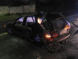 Kierowca volvo przewrócił latarnię, po czym uciekł pieszo