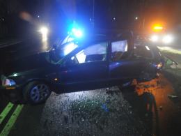 Kierowca volvo przewrócił latarnię, po czym uciekł pieszo