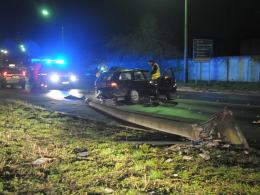 Kierowca volvo przewrócił latarnię, po czym uciekł pieszo