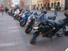 Wielkanocne "jajeczko" motocyklistów na opolskim rynku