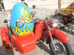Wielkanocne "jajeczko" motocyklistów na opolskim rynku