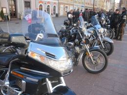 Wielkanocne "jajeczko" motocyklistów na opolskim rynku