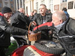Wielkanocne "jajeczko" motocyklistów na opolskim rynku