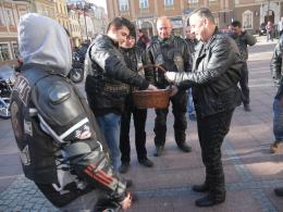 Wielkanocne "jajeczko" motocyklistów na opolskim rynku