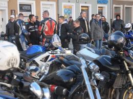 Wielkanocne "jajeczko" motocyklistów na opolskim rynku