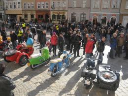 Wielkanocne "jajeczko" motocyklistów na opolskim rynku