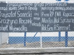 Opolanin protestuje wywieszając kontrowersyjną tablicę
