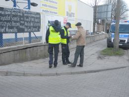 Opolanin protestuje wywieszając kontrowersyjną tablicę