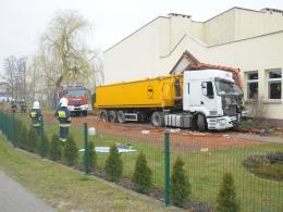 Ciężarówka wjechała w salę gimnastyczną podstawówki w Chróścicach