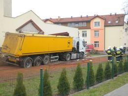 Ciężarówka wjechała w salę gimnastyczną podstawówki w Chróścicach