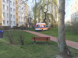 Około 18.00 karetka zabrała mężczyznę z obrażeniami twarzy do szpitala.
