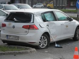Volkswagen golf zderzył się z ciężarówką na Zaodrzu