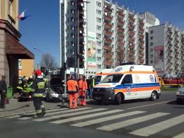 Pijany kierowca wjechał w autobus, po czym staranował sygnalizację