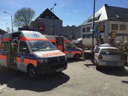 Pijany kierowca wjechał w autobus, po czym staranował sygnalizację