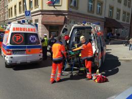 Pijany kierowca wjechał w autobus, po czym staranował sygnalizację