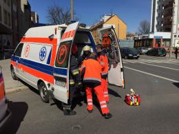 Pijany kierowca wjechał w autobus, po czym staranował sygnalizację