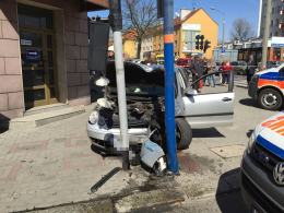 Pijany kierowca wjechał w autobus, po czym staranował sygnalizację