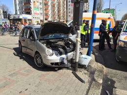 Pijany kierowca wjechał w autobus, po czym staranował sygnalizację