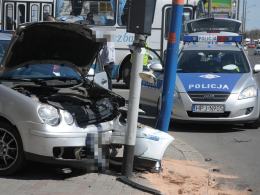 Pijany kierowca wjechał w autobus, po czym staranował sygnalizację