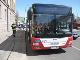 Pijany kierowca wjechał w autobus, po czym staranował sygnalizację