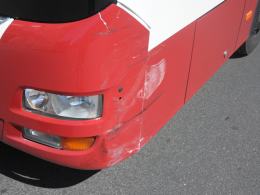 Pijany kierowca wjechał w autobus, po czym staranował sygnalizację